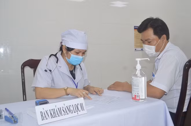 BVĐKTƯCT tiêm vắc-xin phòng COVID-19 cho nhân viên y tế tuyến đầu chống dịch.