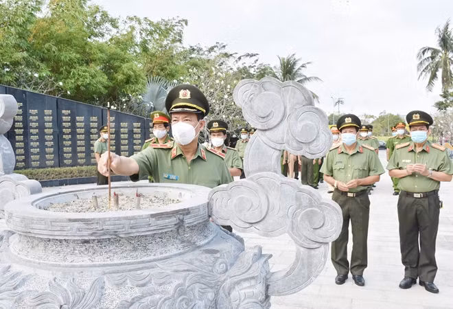 Thứ trưởng Lê Tấn Tới dâng hương tại Tượng đài Tổng tấn công và nổi dậy Mậu Thân 1968.