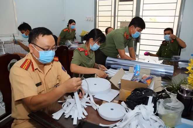 Công an tỉnh Sóc Trăng tự làm kính chống giọt bắn.