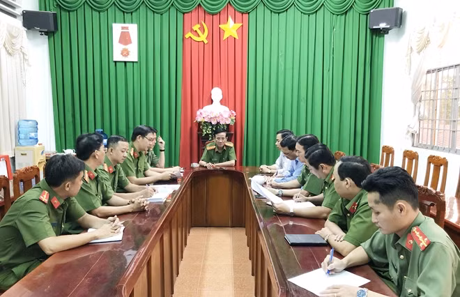 Đại tá Phạm Minh Lũy, Phó Giám đốc, Thủ trưởng cơ quan CSĐT Công an tỉnh Cà Mau, chỉ đạo phá án.