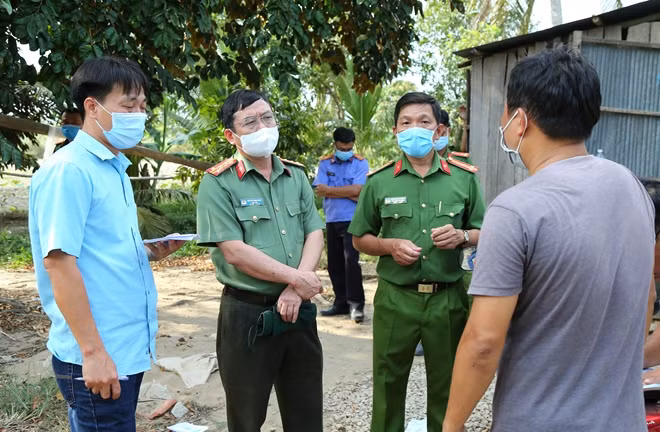 Đại tá Nguyễn Minh Ngọc (thứ 2 từ trái qua), Giám đốc Công an tỉnh Sóc Trăng trực tiếp có mặt tại hiện trường chỉ đạo điều tra vụ án.