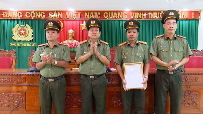 Đại tá Trương Công Dũng, Phó Giám đốc Công an tỉnh Bạc Liêu, khen thưởng Phòng An ninh đối nội.