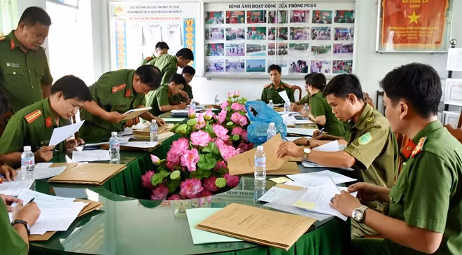 Công an các xã, thị trấn trên địa bàn tỉnh Bạc Liêu rà soát thông tin công dân từ đủ 14 tuổi trở lên thuộc diện cấp CCCD.