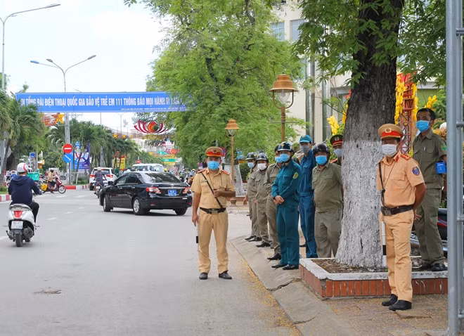 Lập các chốt kiểm soát ra, vào địa phương và phát khẩu trang miễn phí cho người dân.
