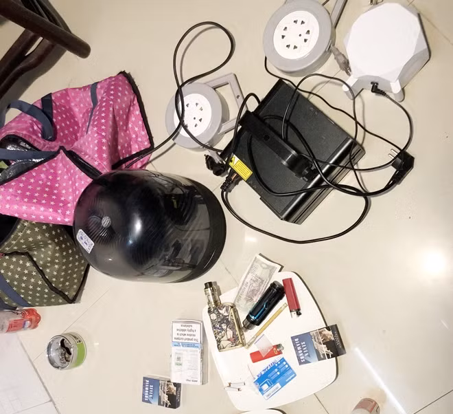 Các đối tượng cùng tang vật.