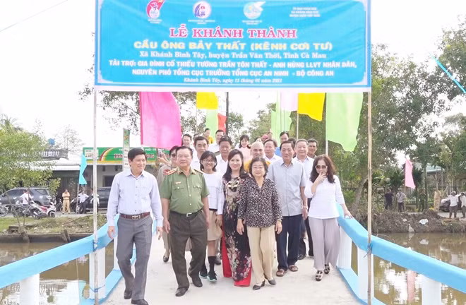 Nguyên Phó Chủ tịch nước Trương Mỹ Hoa cùng các đại biểu tại lễ khánh thành cầu "Ông Bảy Thất".