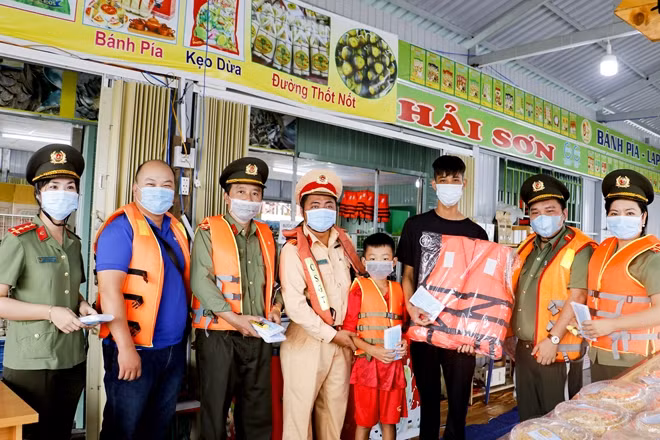 Phòng Cảnh sát đường thủy và Đoàn Thanh niên Công an TP Cần Thơ tặng áo phao, khẩu trang cho người dân sống trên chợ nổi Cái Răng.
