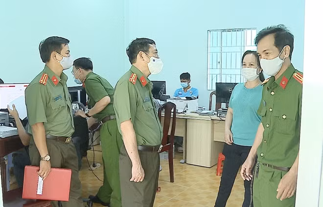 Lãnh đạo Công an tỉnh Sóc Trăng kiểm tra tiến độ thực hiện “làm sạch” dữ liệu dân cư ngoài giờ hành chính.