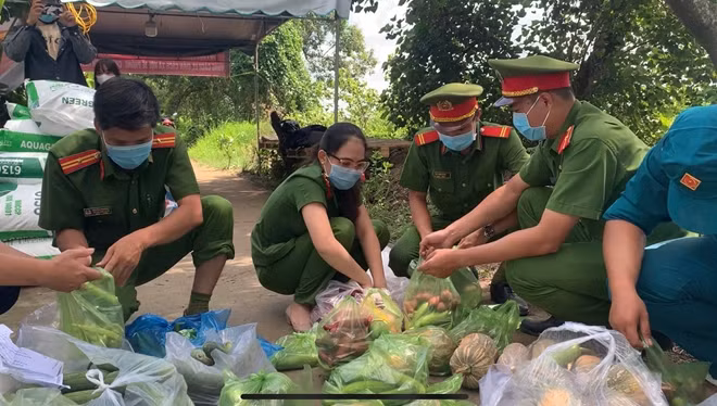 Bên ngoài khu cách ly, Công an, chính quyền địa phương, người dân, nhà hảo tâm… chung tay hỗ trợ, tiếp tế lương thực, thực phẩm cho người dân bên trong khu cách ly.