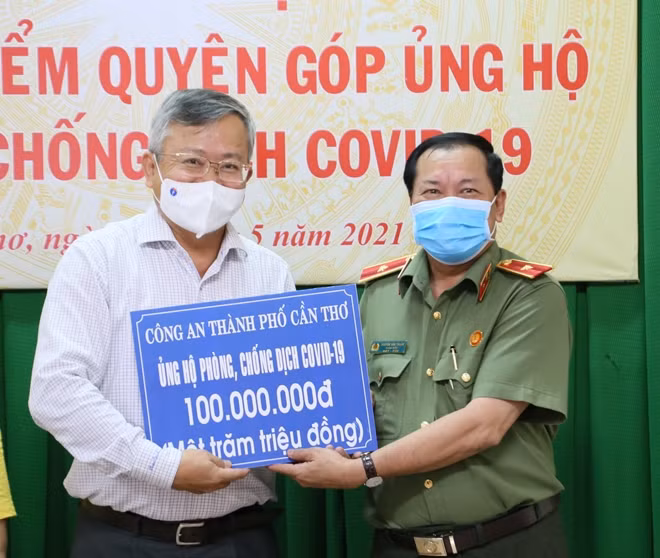 Thiếu tướng Nguyễn Văn Thuận, Giám đốc Công an TP Cần Thơ trao 100 triệu đồng ủng hộ phòng, chống COVID-19 cho Ủy ban MTTQVN TP Cần Thơ.