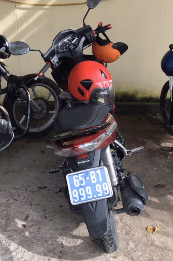 Chiếc xe mô tô mang biển số xanh.