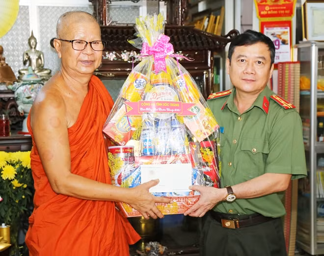 Đại tá Nguyễn Minh Ngọc, Giám đốc Công an tỉnh Sóc Trăng đến thăm, chúc Tết tại các chùa Khmer trên địa bàn huyện Kế Sách và TP Sóc Trăng.