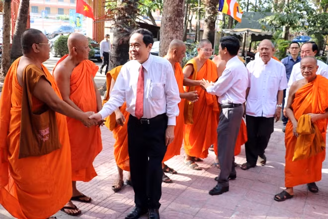 Đồng chí Trần Thanh Mẫn đến thăm hỏi, chúc Tết Chôl Chnăm Thmây đồng bào Khmer tại tỉnh Sóc Trăng.