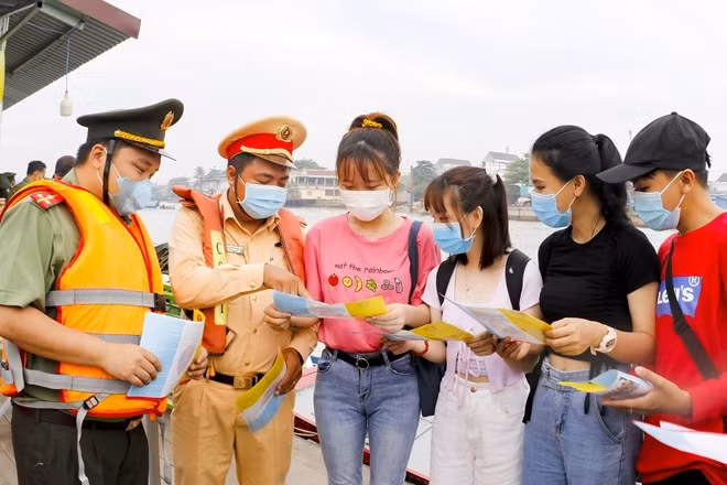 Phòng Cảnh đường thủy và Đoàn Thanh niên Công an TP Cần Thơ tặng áo phao, tuyên truyền Luật Giao thông ĐTNĐ đến du khách và người dân tại chợ nổi Cái Răng.