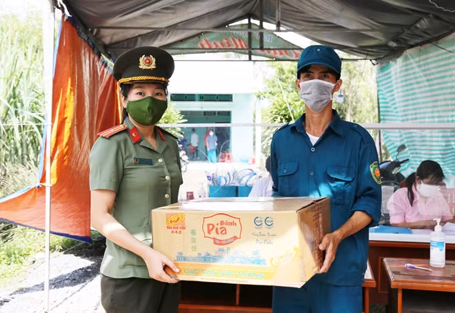 Các tổ chức đoàn, thể, hội Công an tỉnh Sóc Trăng tặng quà các chốt kiểm soát phòng, chống dịch COVID-19 trên địa bàn tỉnh.