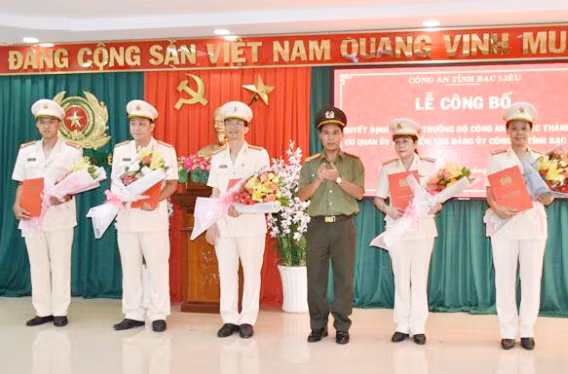 Đại tá Lê Việt Thắng, Giám đốc Công an tỉnh trao quyết định và chúc mừng các đồng chí trong Cơ quan UBKT Đảng ủy Công an tỉnh.
