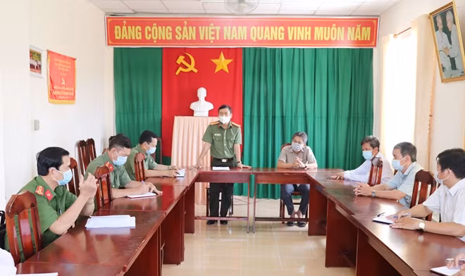 Đại tá Nguyễn Minh Ngọc kiểm tra công tác bảo ANTT bầu cử tại huyện Kế Sách.