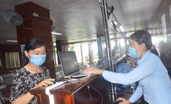 Người nuôi bệnh quét dấu vân tay trước khi vào khu nội trú của BV.