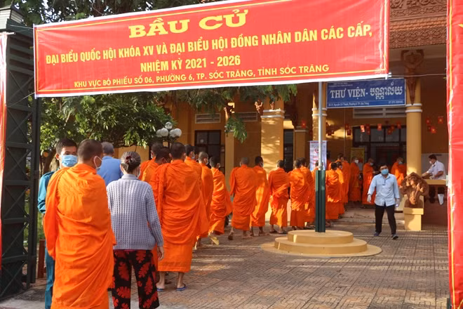 Các tăng sinh Trường bổ túc văn hóa Pali trung cấp Nam Bộ (Sóc Trăng) đi bầu cử.