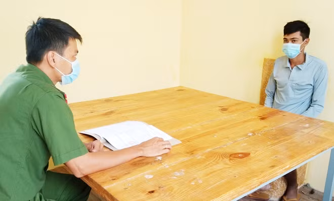 Đối tượng Dẹn (phải), tại cơ quan Công an.