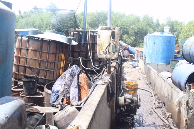 Dầu, nhớt xả trực tiếp ra môi trường.
