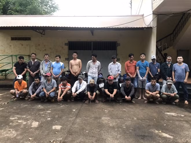 Các con bạc bị đưa về trụ sở Công an.