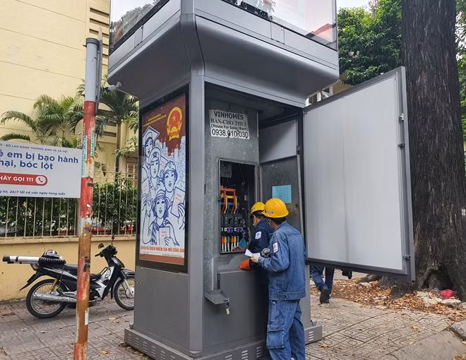 Kiểm tra an toàn vận hành ở một trạm biến áp có lưới điện hạ ngầm.