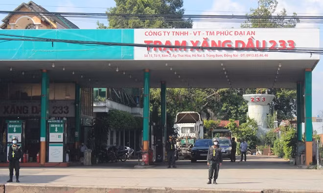 Công an phong tỏa, khám xét tại cây xăng 233.