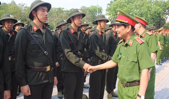 Thiếu tướng Nguyễn Thanh Bảnh động viên chiến sĩ tham gia khóa huấn luyện.