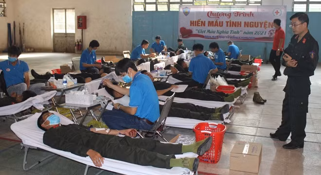 Cán bộ chiến sĩ Cảnh sát cơ động tham gia hiếm máu.