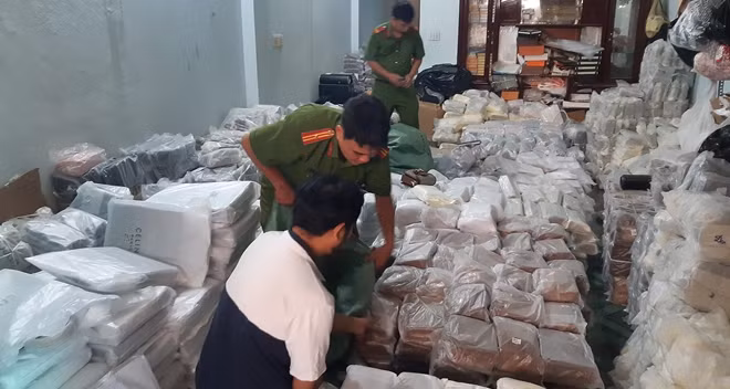 Công an kiểm tra kho hàng giả các nhãn hiệu nổi tiếng.