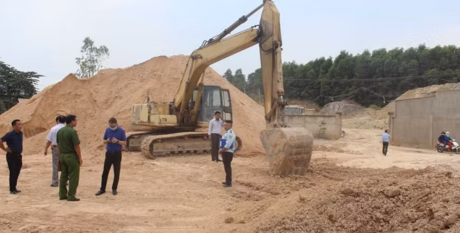 Kiểm tra một bãi tập kết đất, cát lậu.