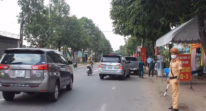 Một chốt kiểm soát dịch bệnh trên quốc lộ.
