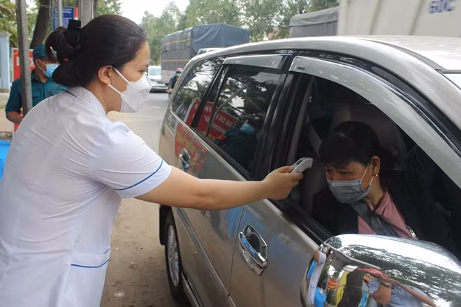 Đo thân nhiệt với người ra vào tỉnh Đồng Nai.