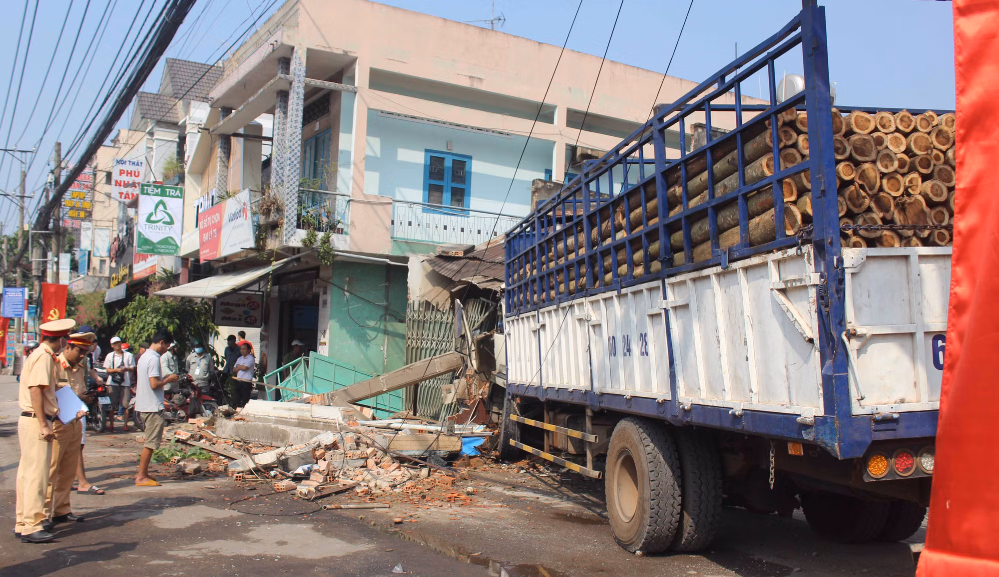 Sập tường trong lúc tháo dỡ nhà cũ, 2 người thương vong ảnh 7