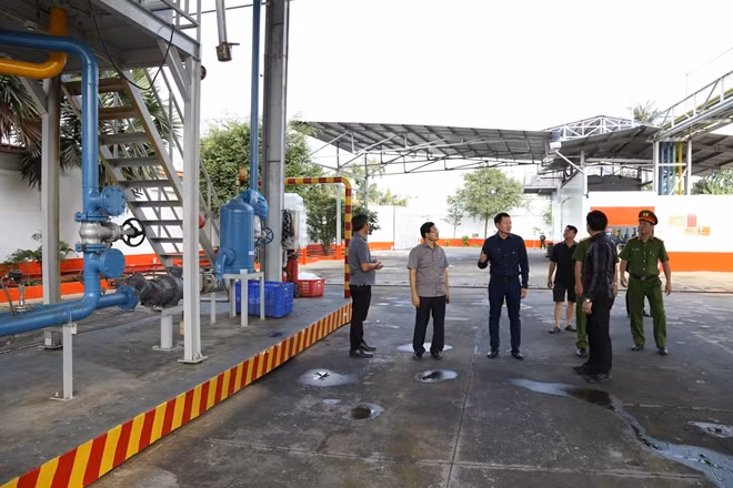 Khám xét kho xăng của Công ty Vân Trúc.