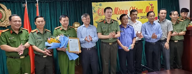 Chủ tịch UBND tỉnh Đồng Nai cùng Ban giám đốc Công an tỉnh và đại diện Ban chuyên án.