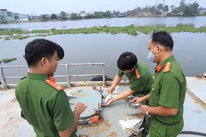 Niêm phong sà lan chở xăng kém chất lượng.