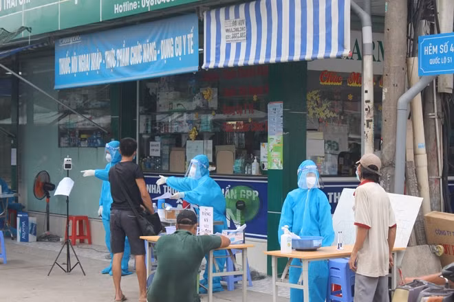 Đội ngũ y tế lấy mẫu xét nghiệm cho người dân ở nơi có nguy cơ lây nhiễm cao.
