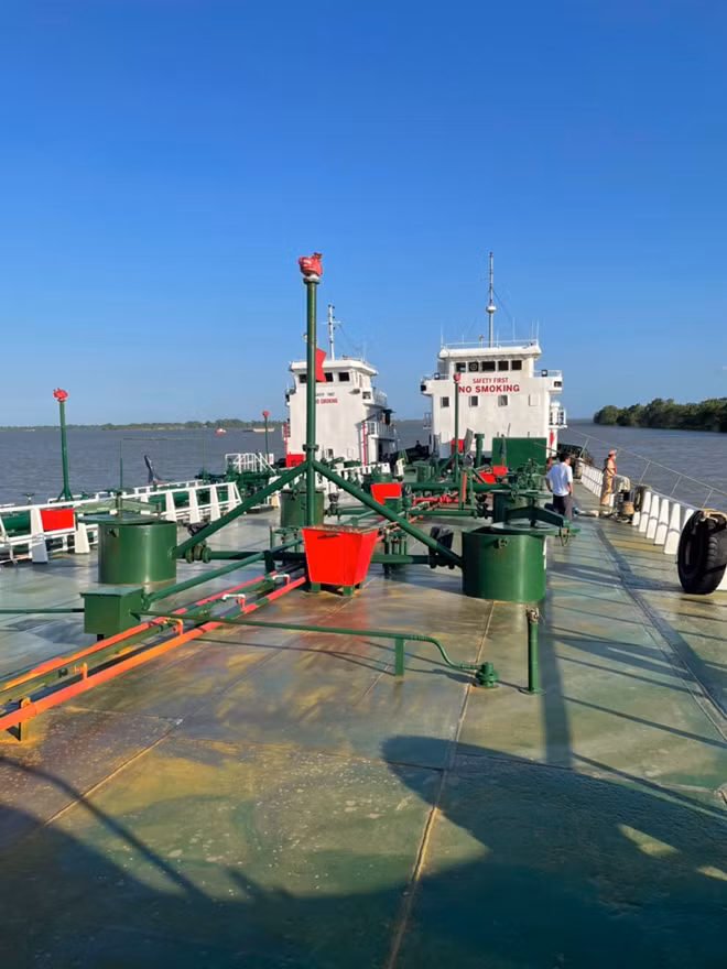 Hai tàu trong đường dây xăng giả bị bắt giữ.