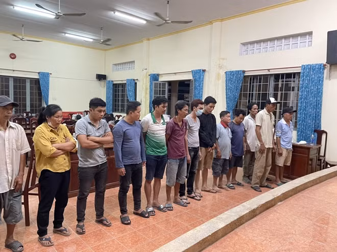Các con bạc được đưa về trụ sở Công an.