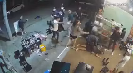 Hình ảnh vụ việc do camera ghi lại. Hình ảnh vụ việc do camera ghi lại.
