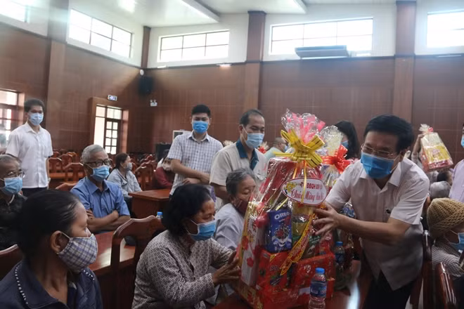 Đồng chí Võ Văn Thưởng tặng quà Tết cho đại diện các gia đình chính sách và hộ nghèo.