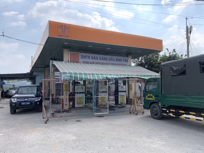 Một cây xăng liên quan bị phong tỏa trước khi thực hiện lệnh khám xét.