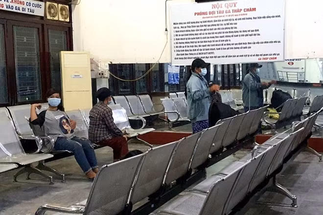 Mẹ con bà Hương ở ga Tháp Chàm.