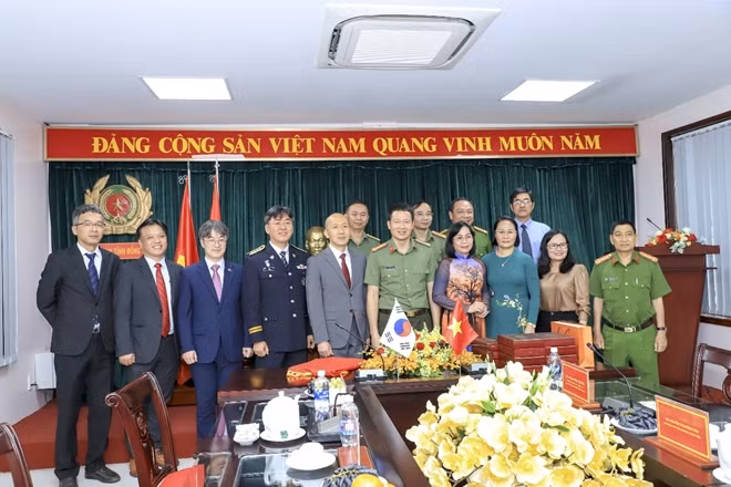 Tổng lãnh sự quán Hàn Quốc cùng đoàn công tác và Ban Giám đốc Công an tỉnh Đồng Nai.