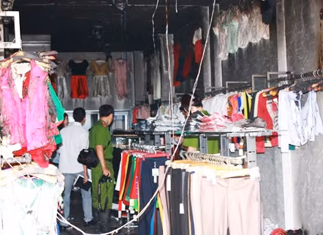 Một cửa hàng thời trang may mắn chỉ bị cháy xém, tuy nhiên thiệt hại sau vụ cháy là quá lớn.