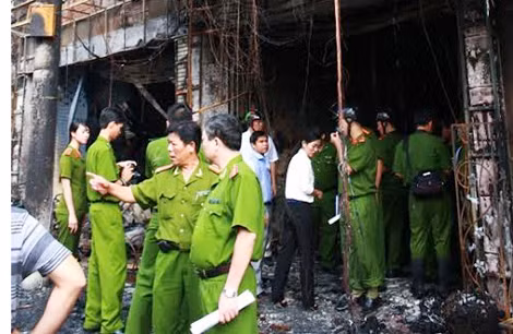 Hiện trường sau vụ cháy nguy hiểm dễ đổ sập bất cứ lúc nào, tuy nhiên để tìm ra nguyên nhân, các tổ công tác phải kiểm tra từng chi tiết, ngóc ngách các căn nhà bị cháy