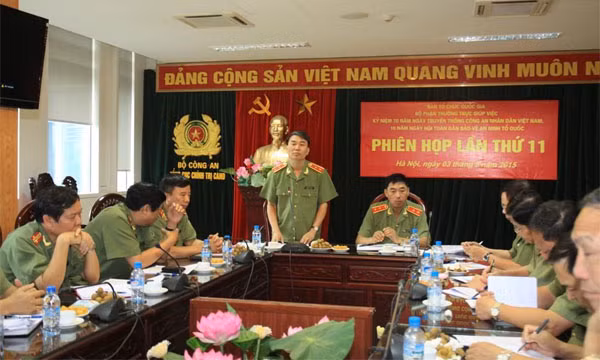 Trung tướng Trần Bá Thiều Tổng cục trưởng Tổng cục Chính trị CAND, Phó trưởng Ban tổ chức quốc gia phát biểu ý kiến tại phiên họp Trung tướng Trần Bá Thiều Tổng cục trưởng Tổng cục Chính trị CAND, Phó trưởng Ban tổ chức quốc gia phát biểu ý kiến tại phiên họp