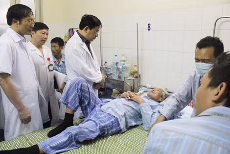 PGS.TS Lương Ngọc Khuê, Cục trưởng Cục quản lý Khám chữa bệnh kiểm tra tình hình quá tải vì SXH tại BV Bệnh nhiệt đới Trung ương .